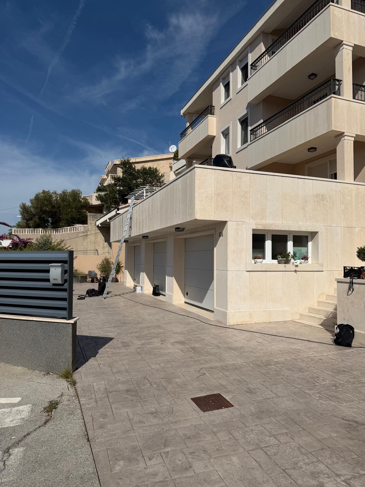 Ista kamena obloga i balkonski zid kuće nakon čišćenja