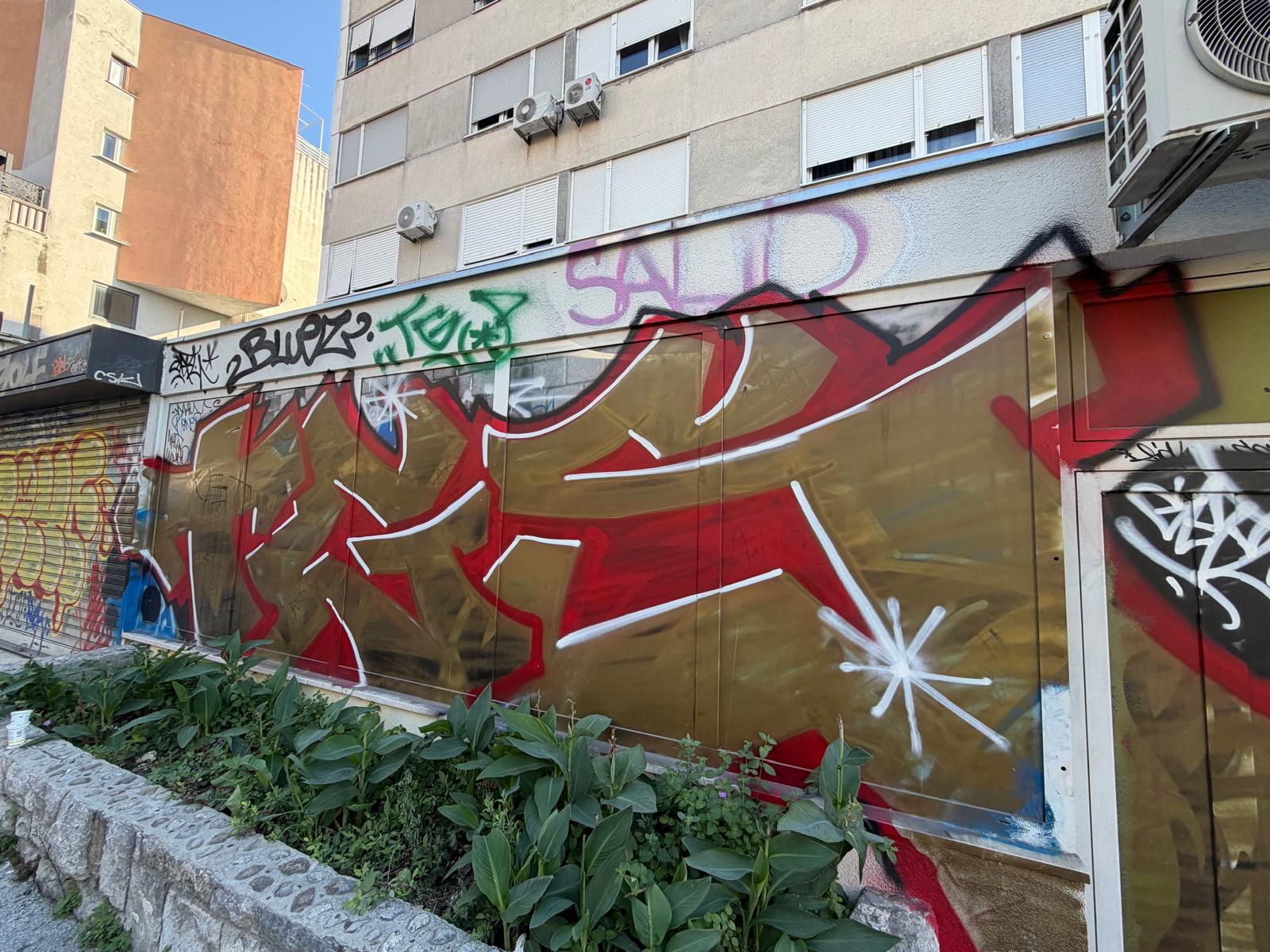 Grafiti na izlogu poslovnog prostora: prije uklanjanja grafita